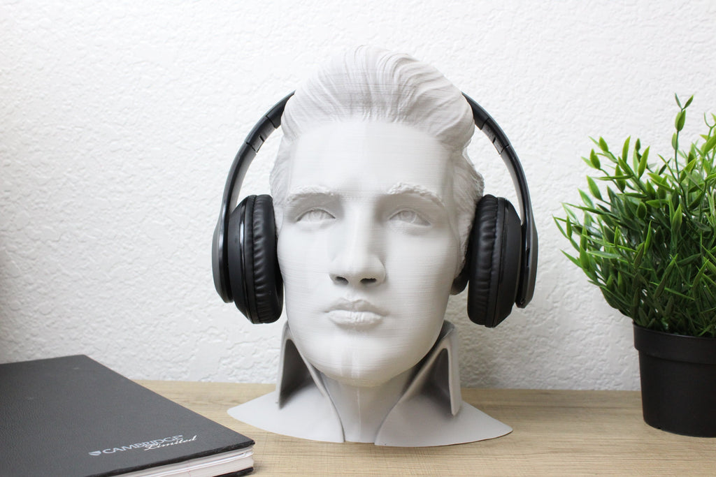 Low Poly Skull Headphone Stand: A Bold Statement for Your Gaming Setup